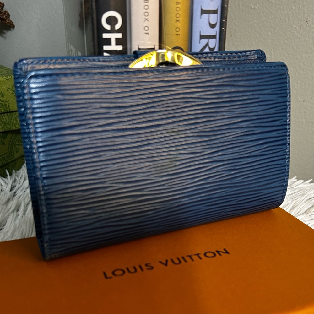 Like new Louis Vuitton Blue Epi Kiss lock Wallet - Picture 3 of 11